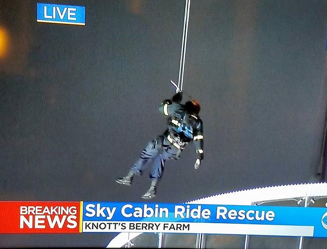 美国加州一游乐设备因故障卡困21名游客于40米高空